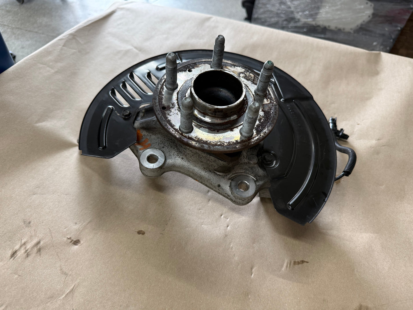 2016-2024 Chevrolet Camaro ZL1 SS RH Passenger Side Front Spindle Knuckle Hub GM