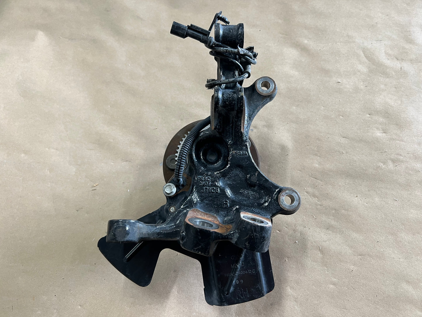 2015-2020 Ford Mustang 5.0L GT RH Passenger Side Front Spindle Knuckle Hub PP1