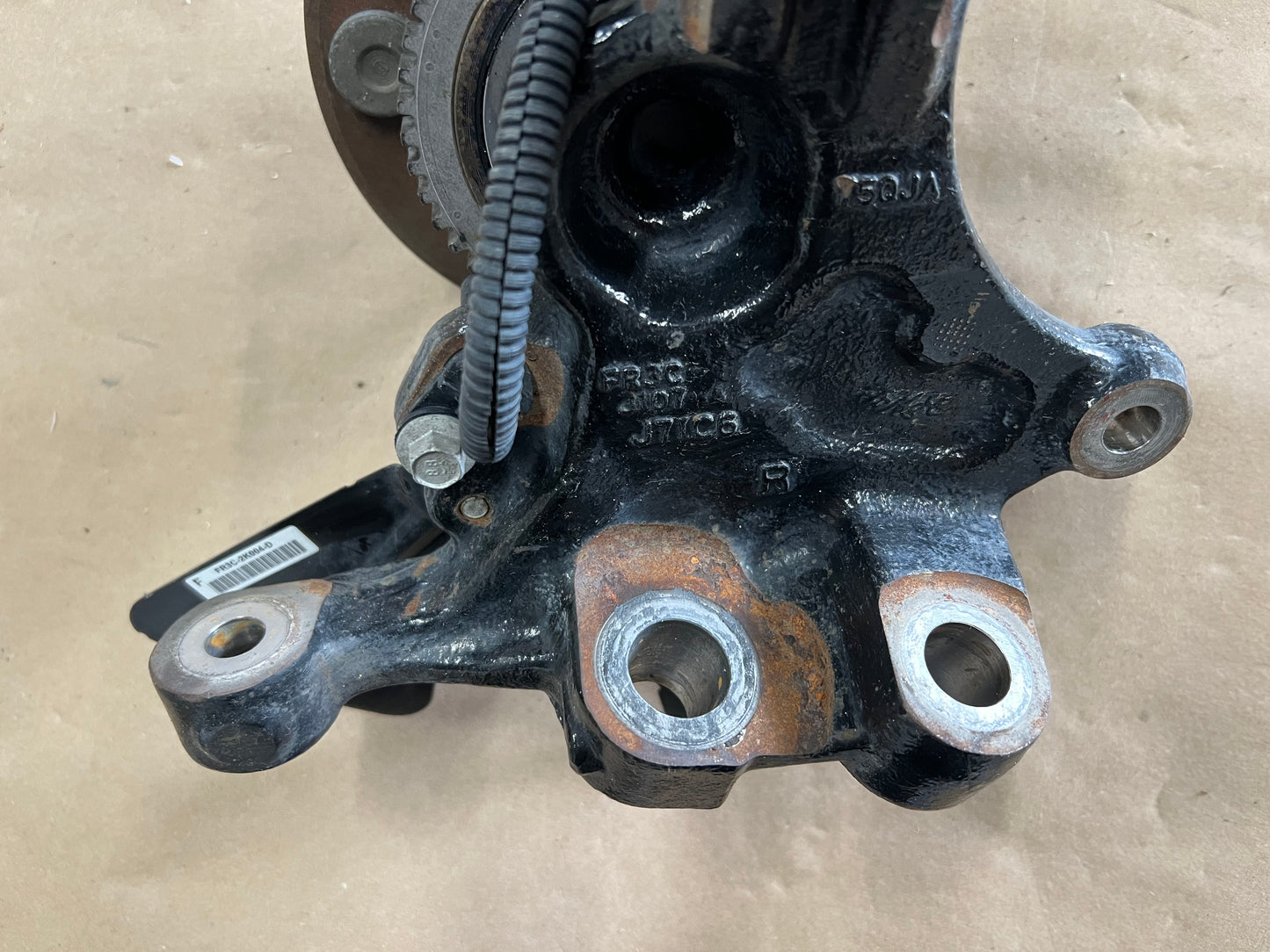 2015-2020 Ford Mustang 5.0L GT RH Passenger Side Front Spindle Knuckle Hub PP1