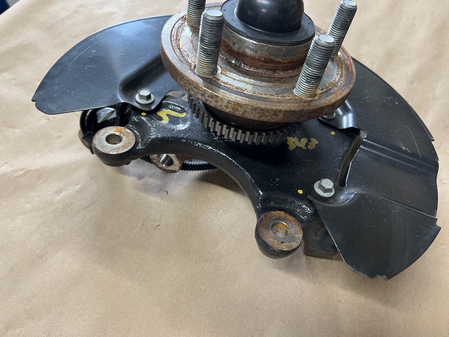 2015-2020 Ford Mustang 5.0L GT RH Passenger Side Front Spindle Knuckle Hub - OEM