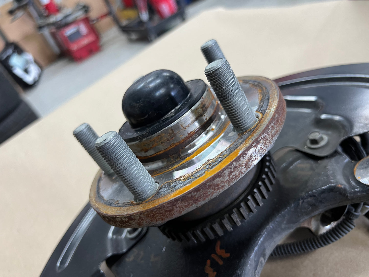2015-2020 Ford Mustang 5.0L GT LH Driver Side Front Spindle Knuckle Hub
