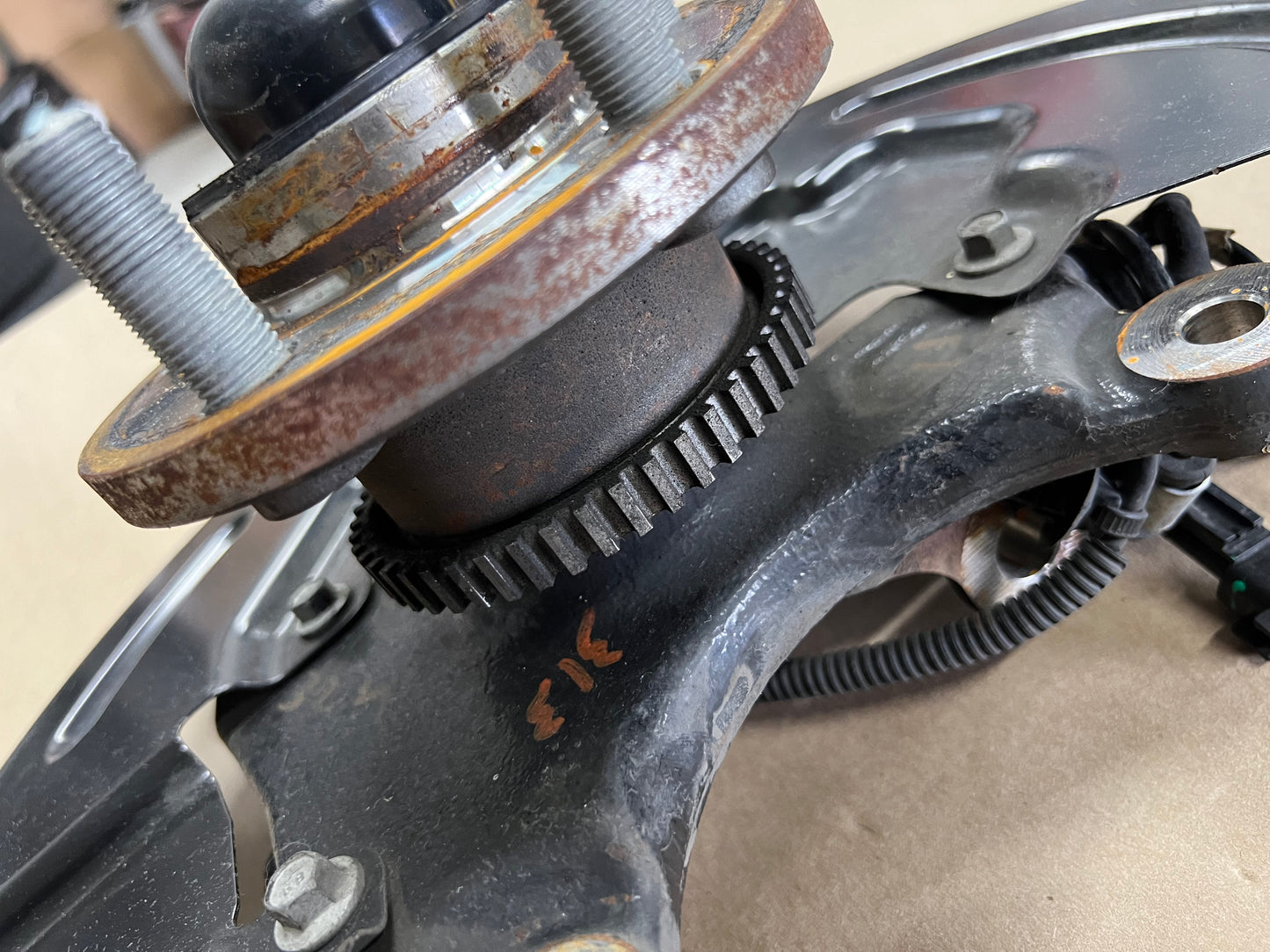 2015-2020 Ford Mustang 5.0L GT LH Driver Side Front Spindle Knuckle Hub