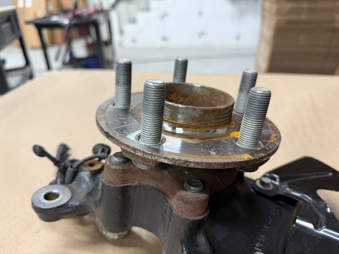 2021-2023 Ford Mustang 5.0 GT RH Passenger Side Front Spindle Knuckle Hub 4 Bolt