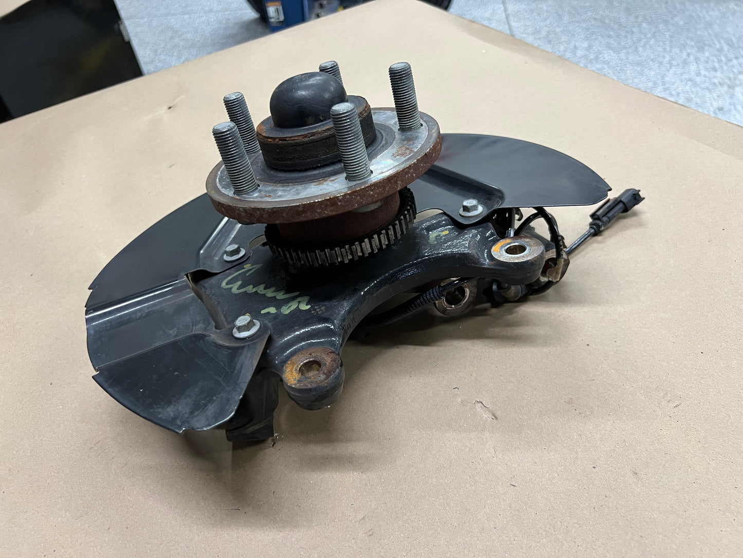 2015-2020 Ford Mustang 5.0L GT LH Driver Side Front Spindle Knuckle Hub