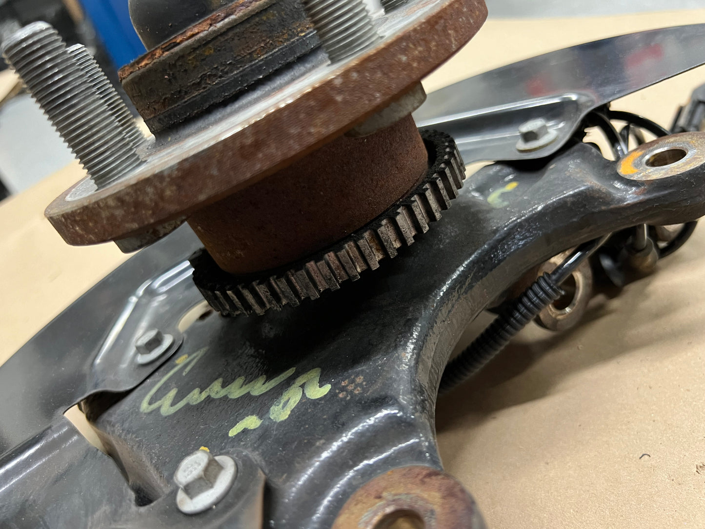 2015-2020 Ford Mustang 5.0L GT LH Driver Side Front Spindle Knuckle Hub