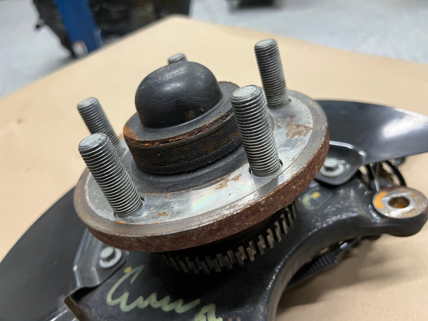 2015-2020 Ford Mustang 5.0L GT LH Driver Side Front Spindle Knuckle Hub