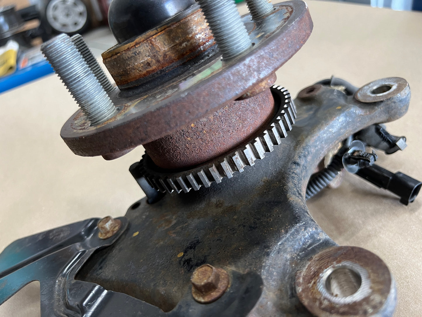 2015-2020 Ford Mustang 5.0L GT LH Driver Side Front Spindle Knuckle Hub