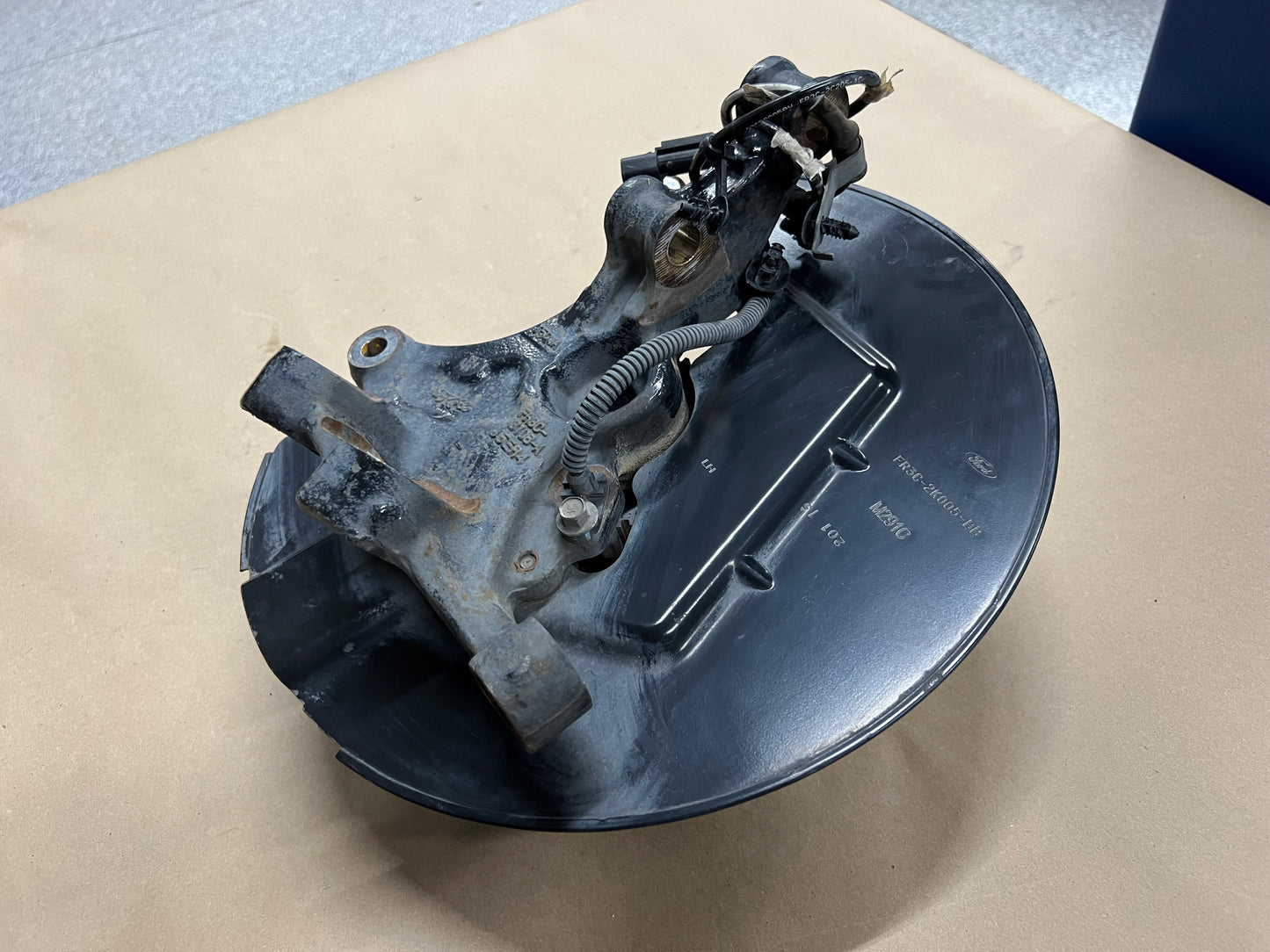 2015-2020 Ford Mustang 5.0L GT LH Driver Side Front Spindle Knuckle Hub