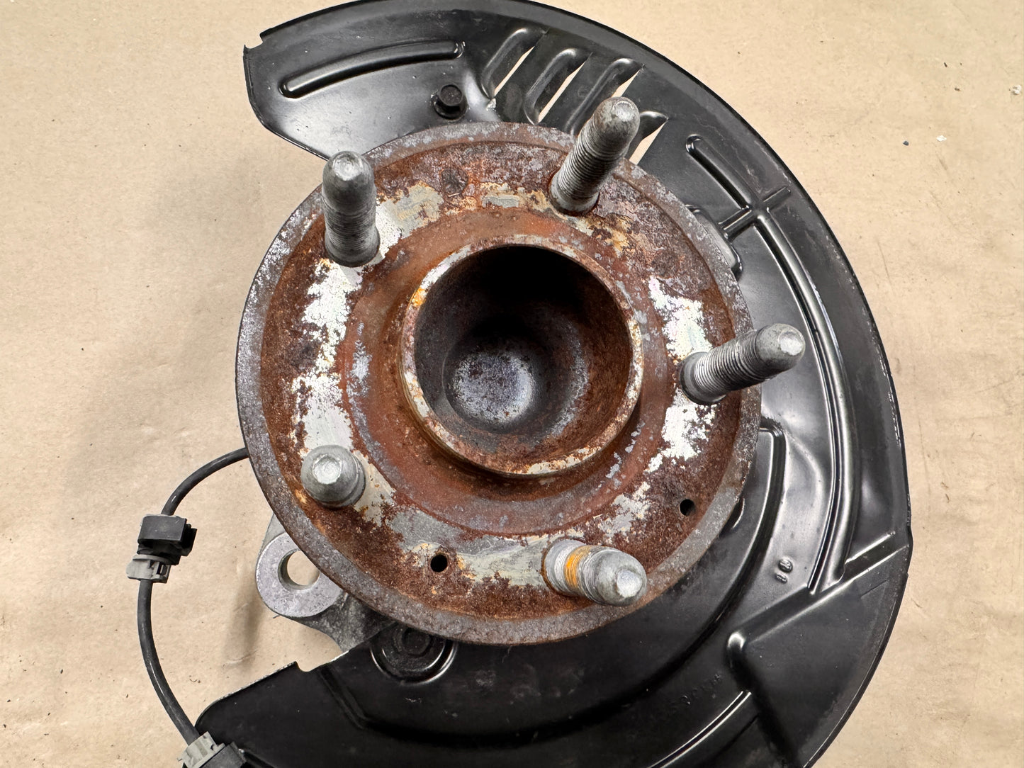 2016-2023 Chevrolet Camaro SS RH Passenger Front Spindle Knuckle Hub GM 84004747