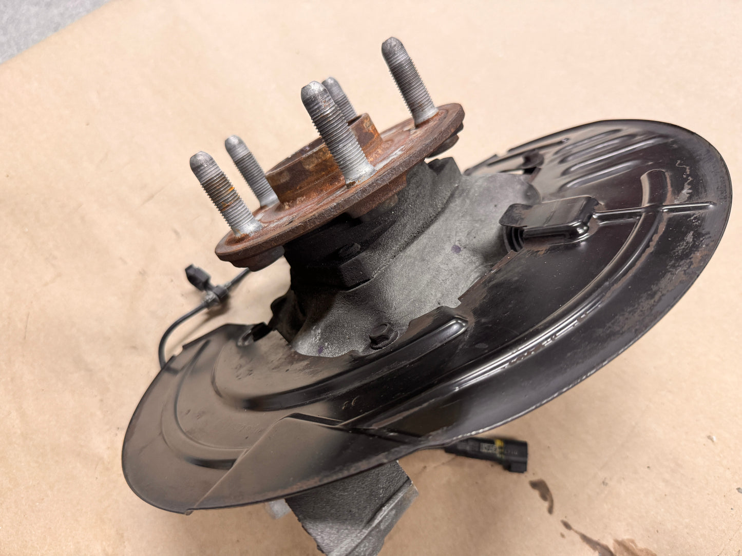 2016-2023 Chevrolet Camaro SS RH Passenger Front Spindle Knuckle Hub GM 84004747