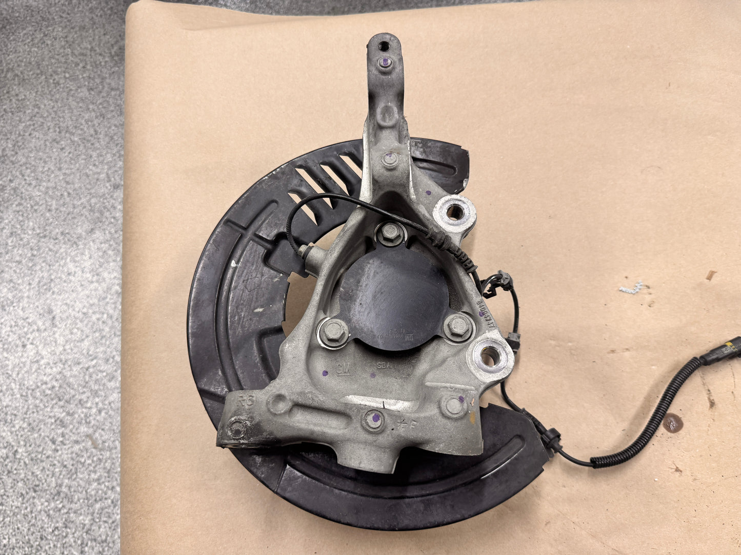 2016-2023 Chevrolet Camaro SS RH Passenger Front Spindle Knuckle Hub GM 84004747