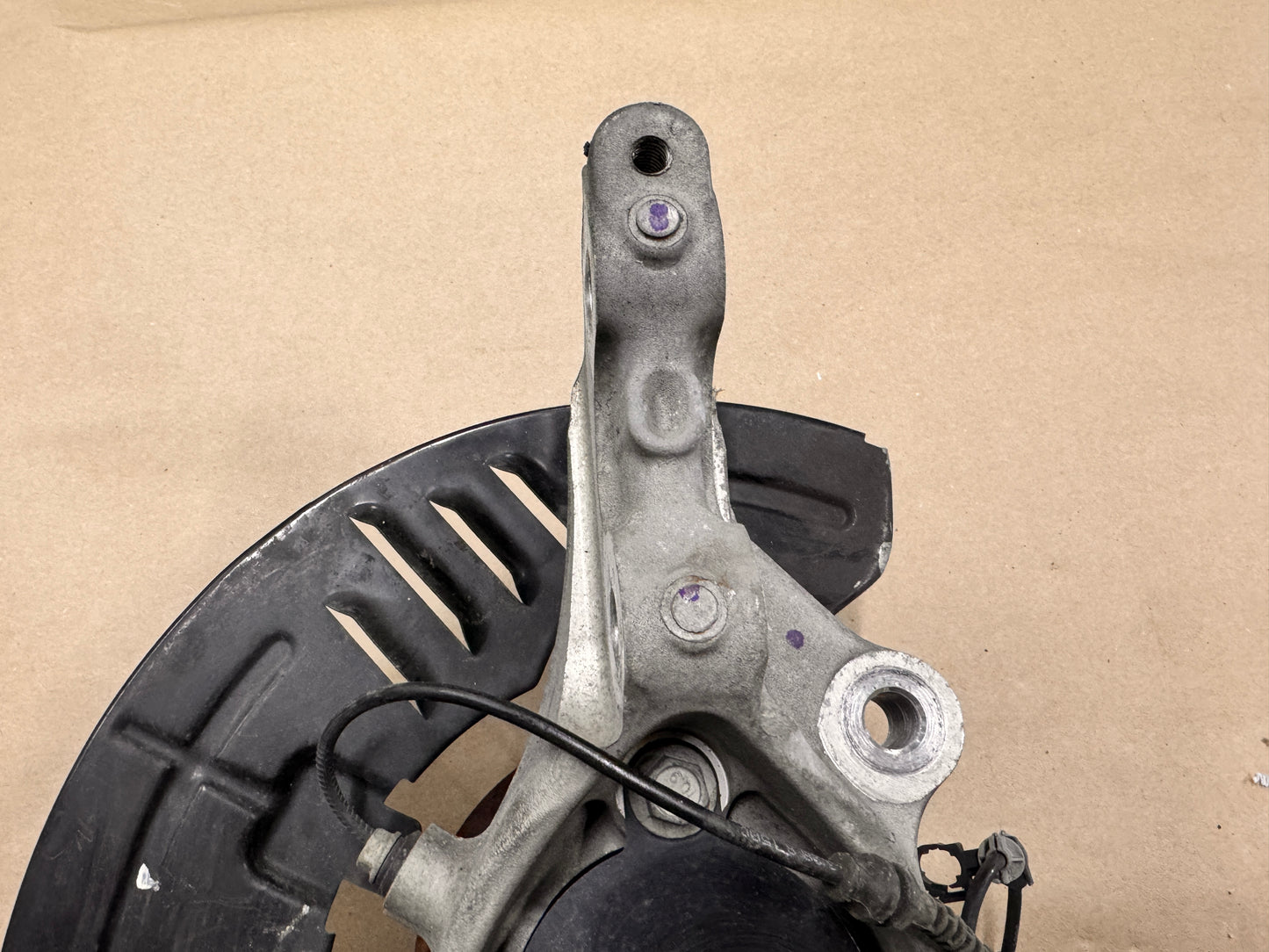 2016-2023 Chevrolet Camaro SS RH Passenger Front Spindle Knuckle Hub GM 84004747