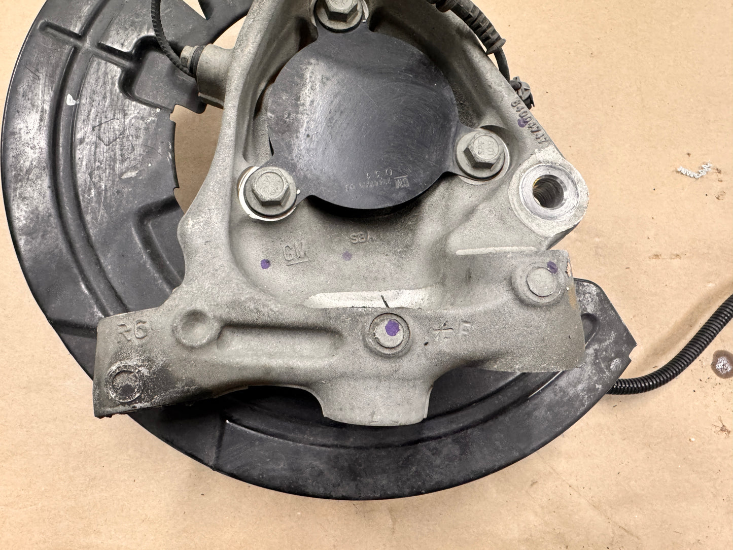 2016-2023 Chevrolet Camaro SS RH Passenger Front Spindle Knuckle Hub GM 84004747