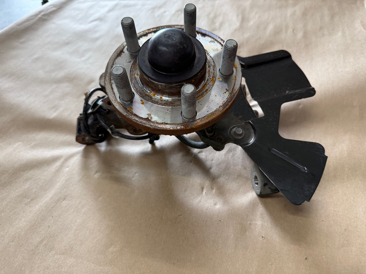 2015-2020 Ford Mustang 5.0L GT LH Driver Side Front Spindle Knuckle Hub