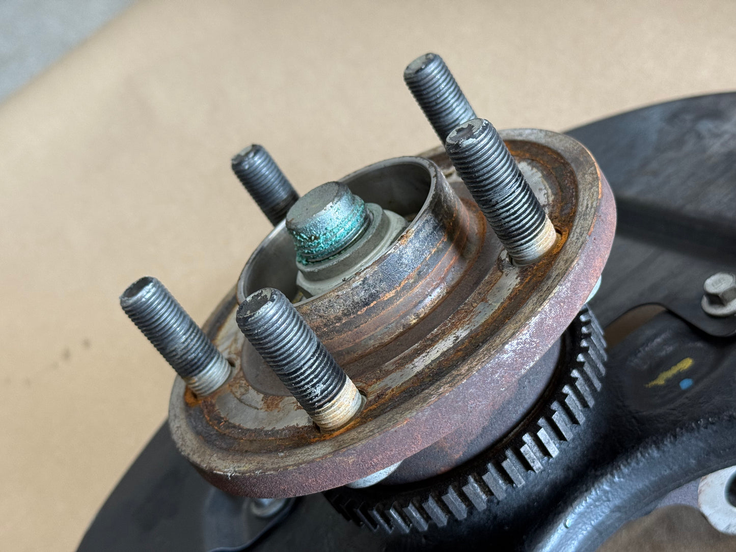 2015-2020 Ford Mustang 5.0L GT LH Driver Side Front Spindle Knuckle Hub
