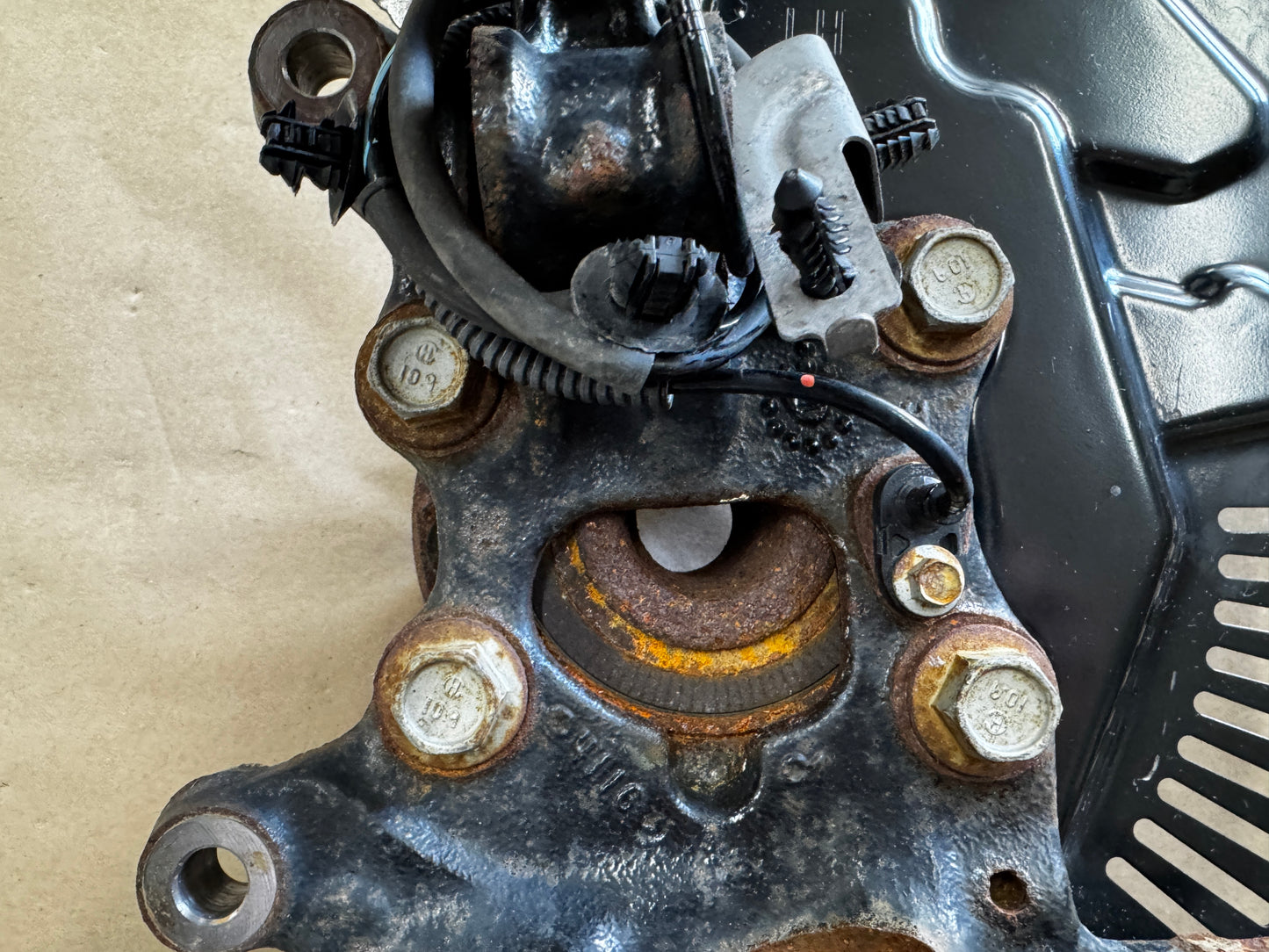 2024-2026 Ford Mustang GT LH Driver Side Front Spindle Knuckle Hub - OEM
