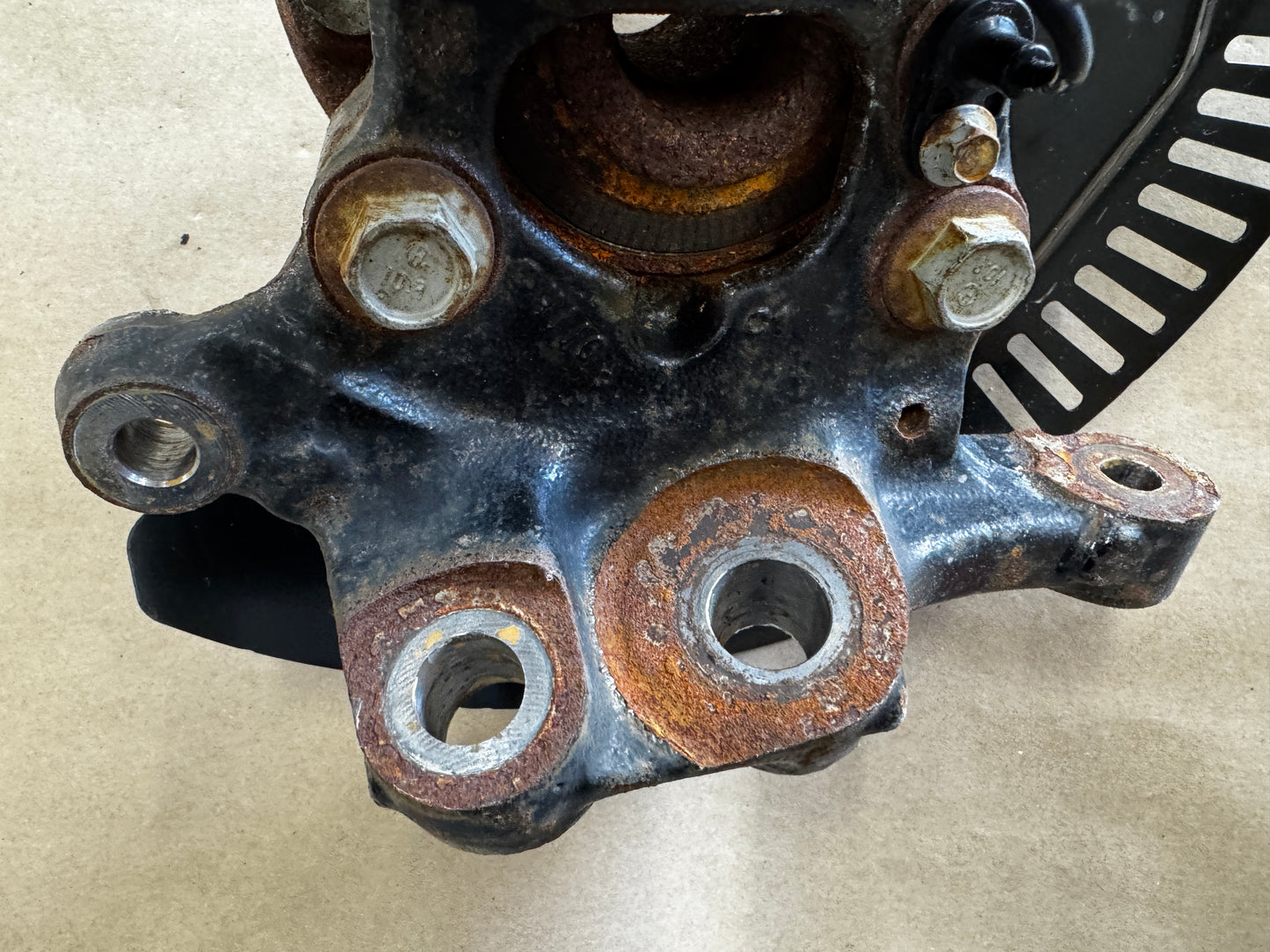 2024-2026 Ford Mustang GT LH Driver Side Front Spindle Knuckle Hub - OEM