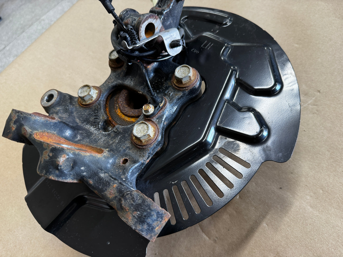 2024-2026 Ford Mustang GT LH Driver Side Front Spindle Knuckle Hub - OEM