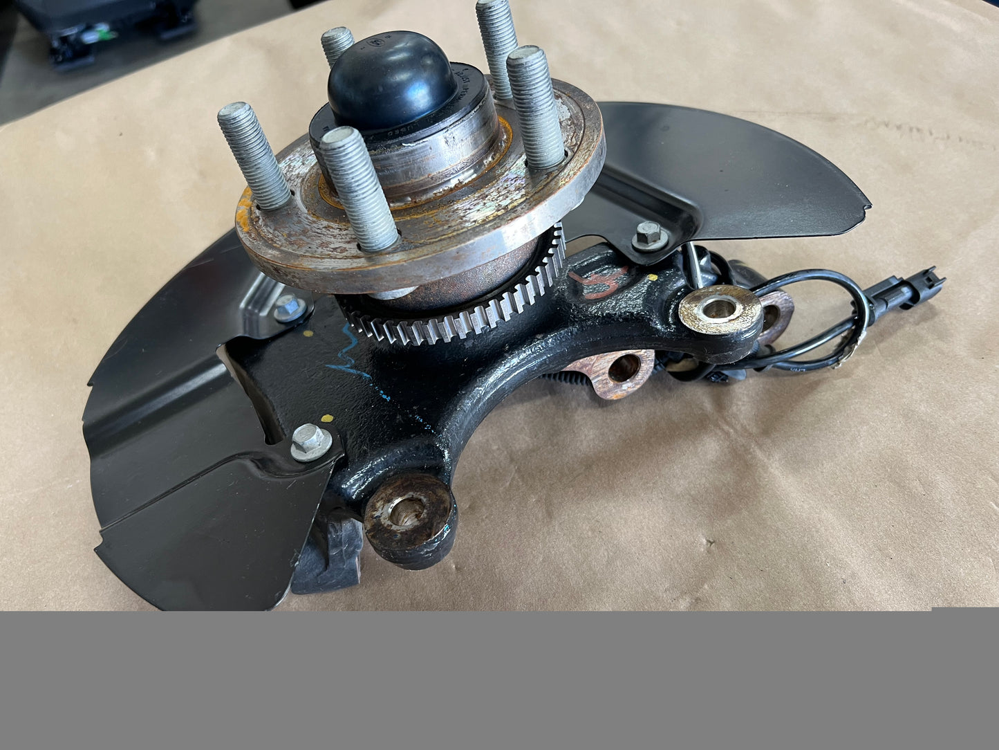 2015-2020 Ford Mustang 5.0L GT LH Driver Side Front Spindle Knuckle Hub - OEM