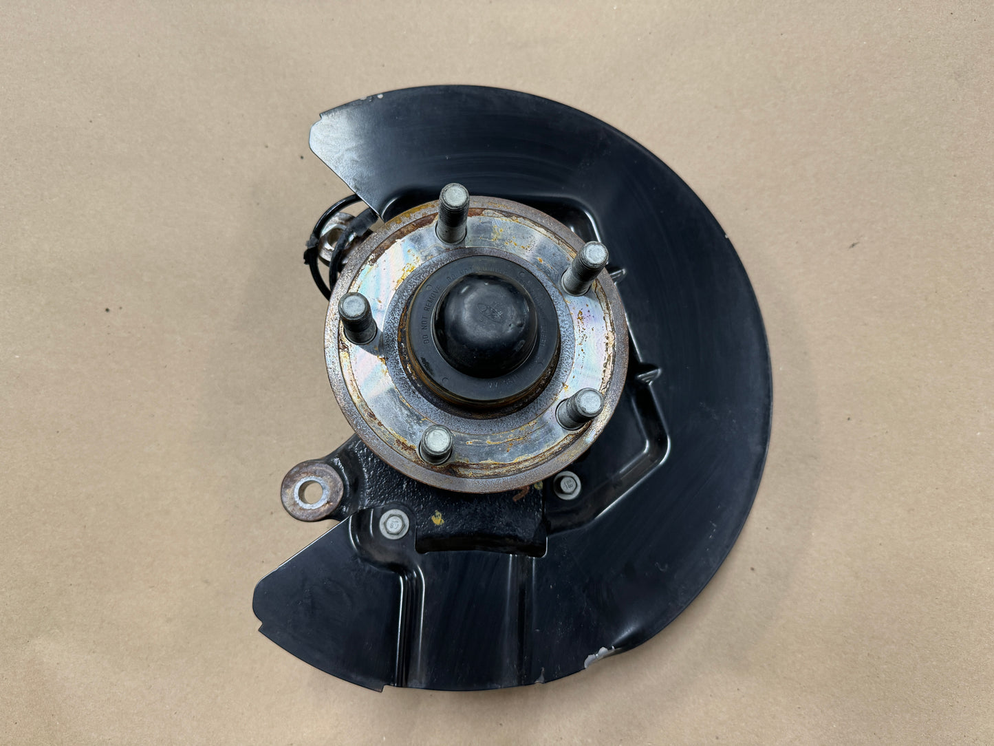 2015-2020 Ford Mustang 5.0L GT RH Passenger Side Front Spindle Knuckle Hub - OEM