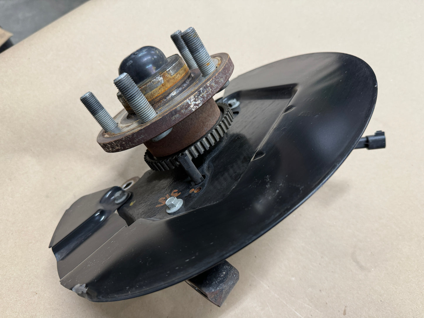 2015-2020 Ford Mustang 5.0L GT RH Passenger Side Front Spindle Knuckle Hub - OEM
