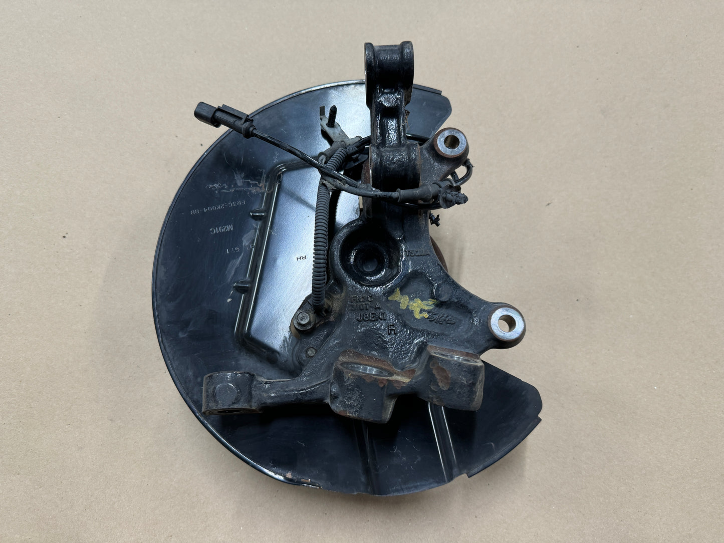 2015-2020 Ford Mustang 5.0L GT RH Passenger Side Front Spindle Knuckle Hub - OEM