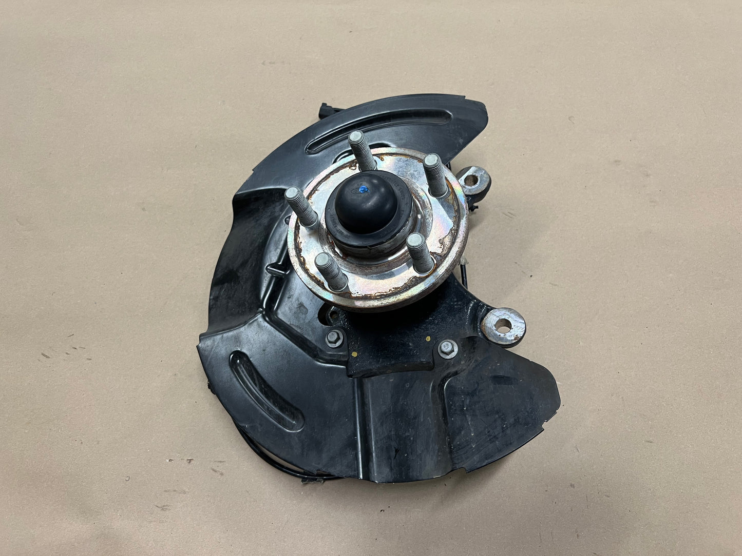 2015-2020 Ford Mustang 5.0L GT LH Driver Side Front Spindle Knuckle Hub