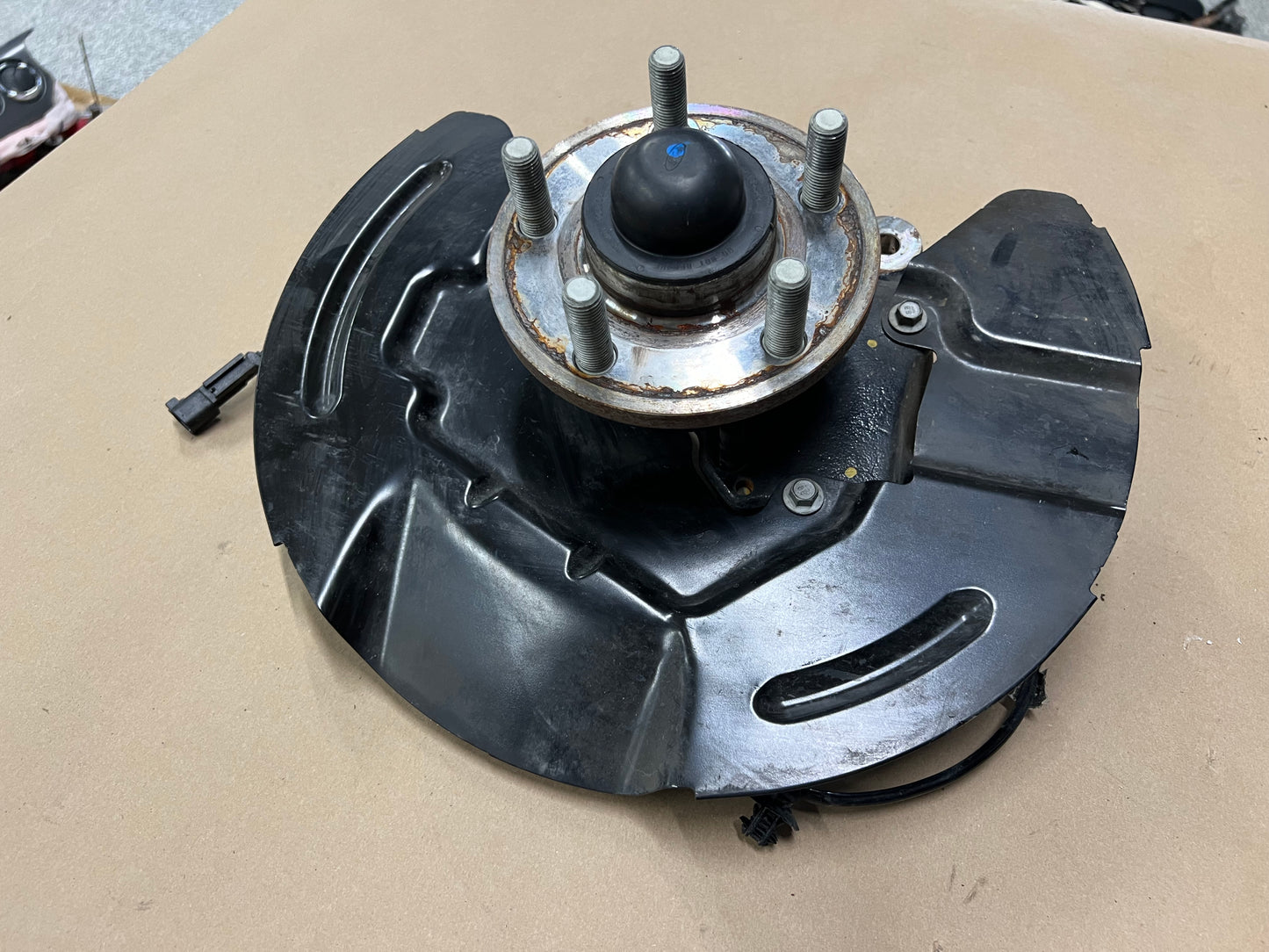 2015-2020 Ford Mustang 5.0L GT LH Driver Side Front Spindle Knuckle Hub