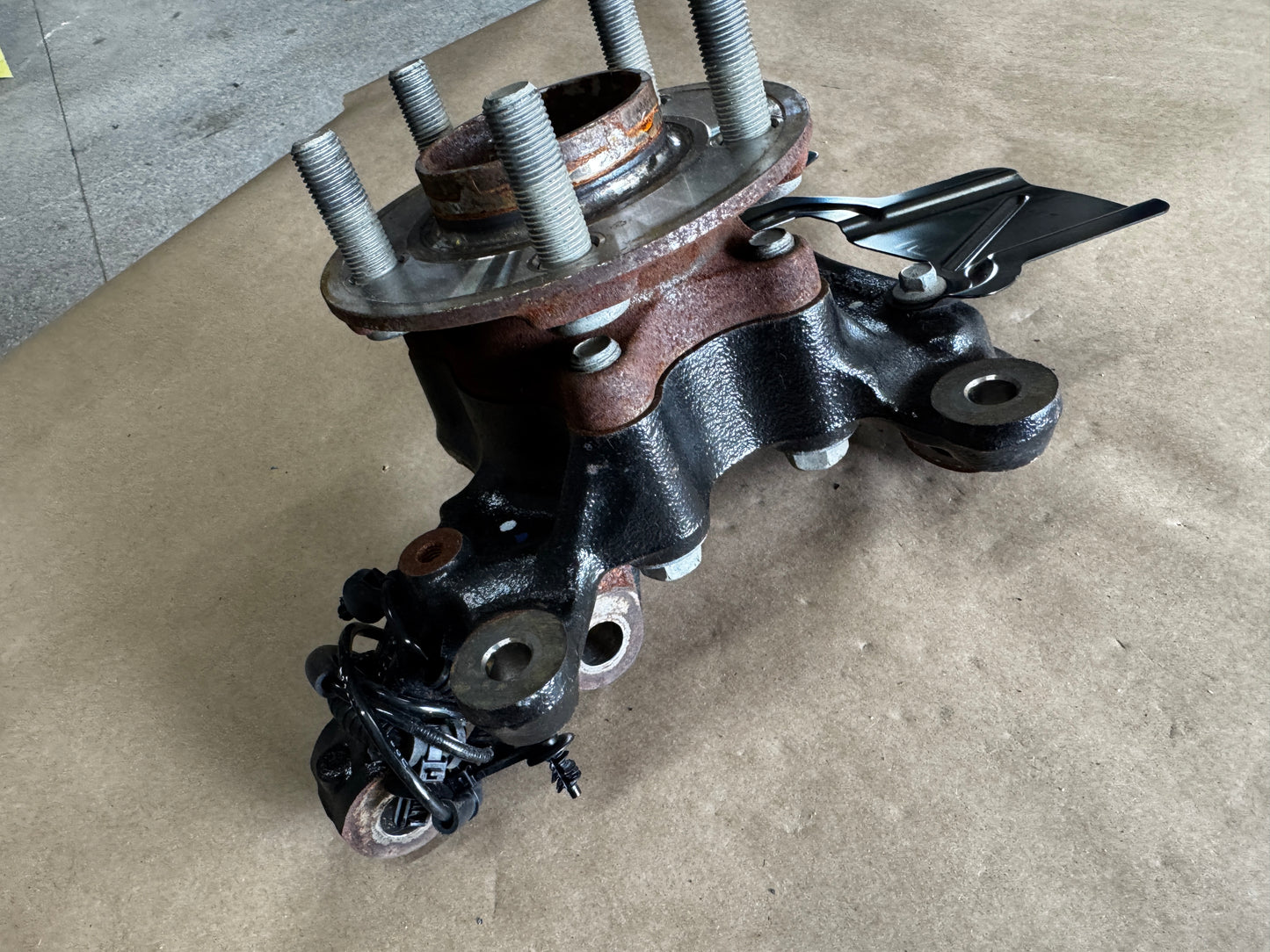 2021-2023 Ford Mustang 5.0 GT RH Passenger Side Front Spindle Knuckle Hub 4 Bolt