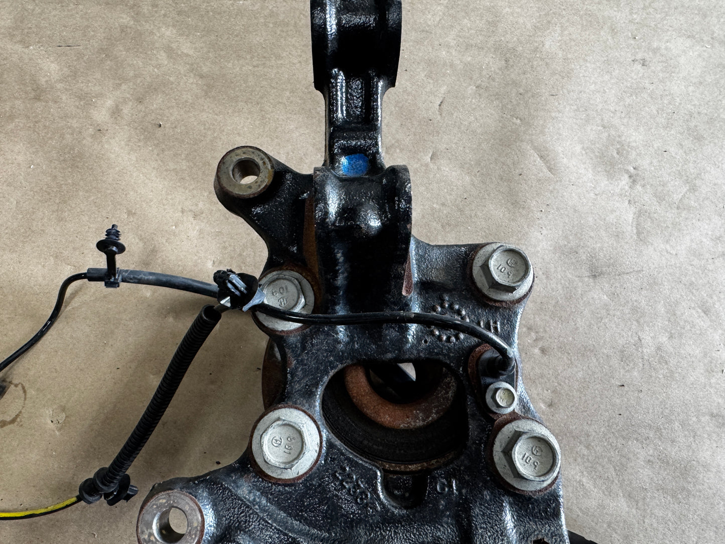 2021-2023 Ford Mustang 5.0 GT LH Driver Side Front Spindle Knuckle Hub 4 Bolt