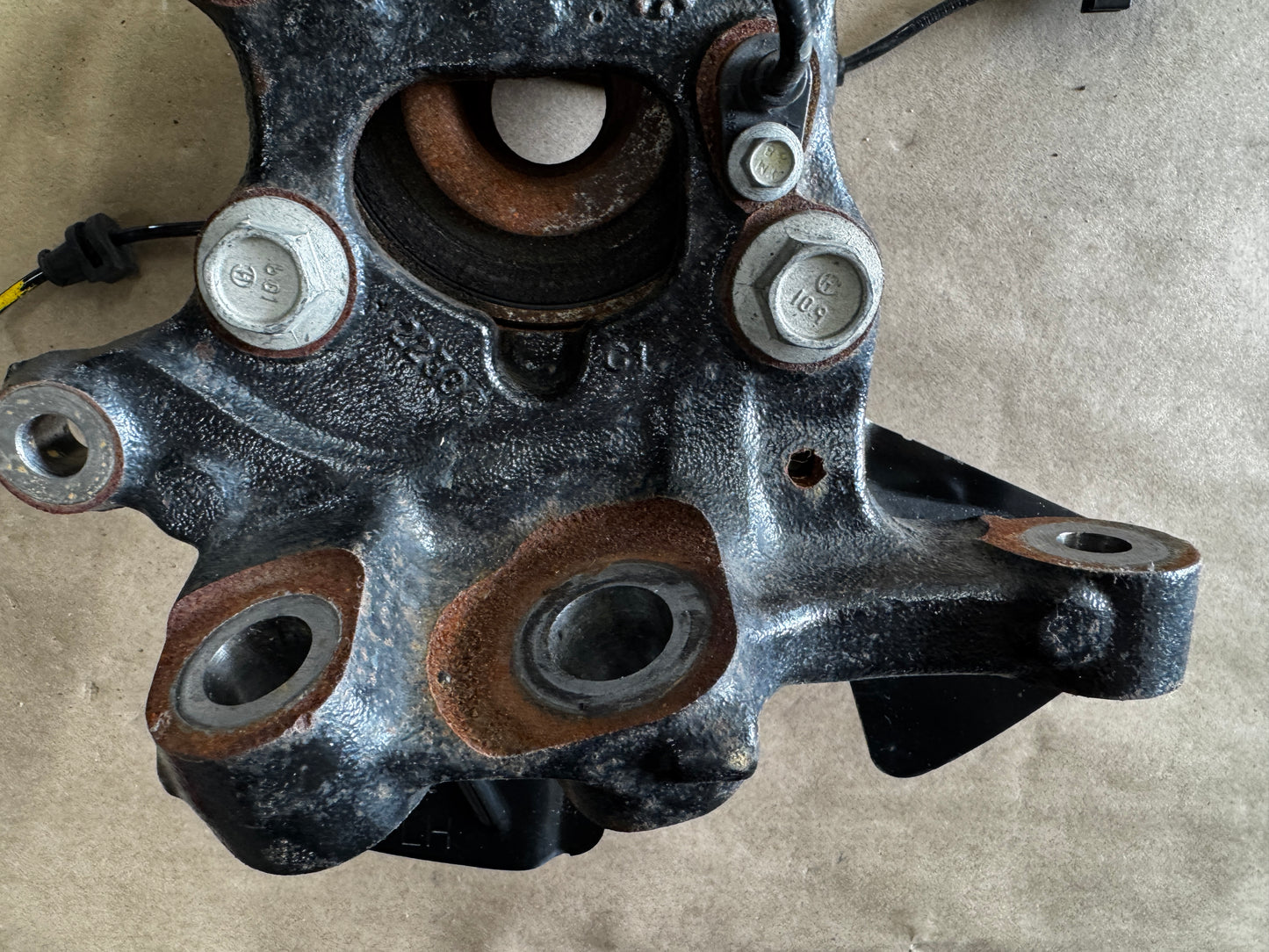 2021-2023 Ford Mustang 5.0 GT LH Driver Side Front Spindle Knuckle Hub 4 Bolt