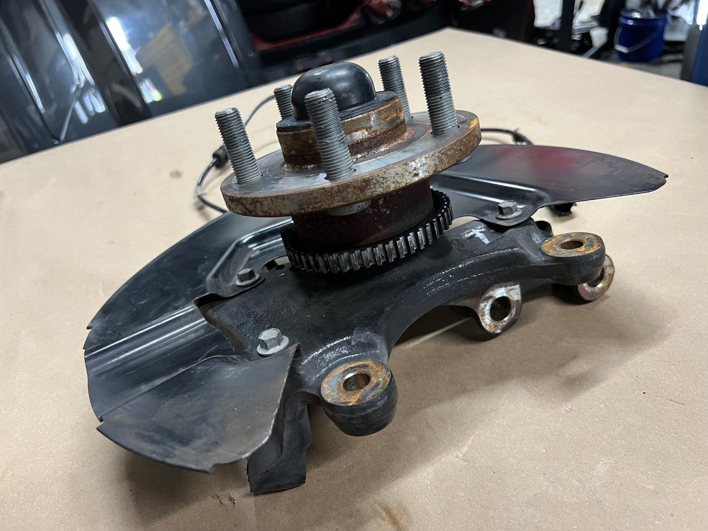 2015-2020 Ford Mustang 5.0L GT LH Driver Side Front Spindle Knuckle Hub