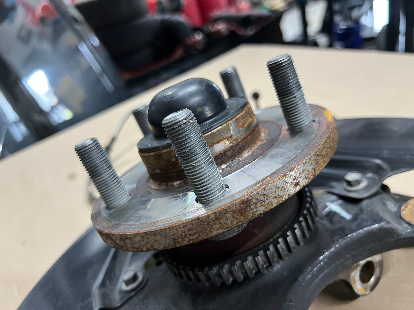 2015-2020 Ford Mustang 5.0L GT LH Driver Side Front Spindle Knuckle Hub