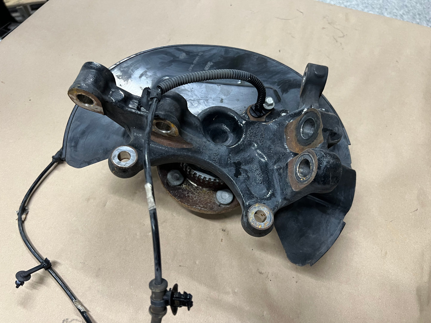 2015-2020 Ford Mustang 5.0L GT LH Driver Side Front Spindle Knuckle Hub