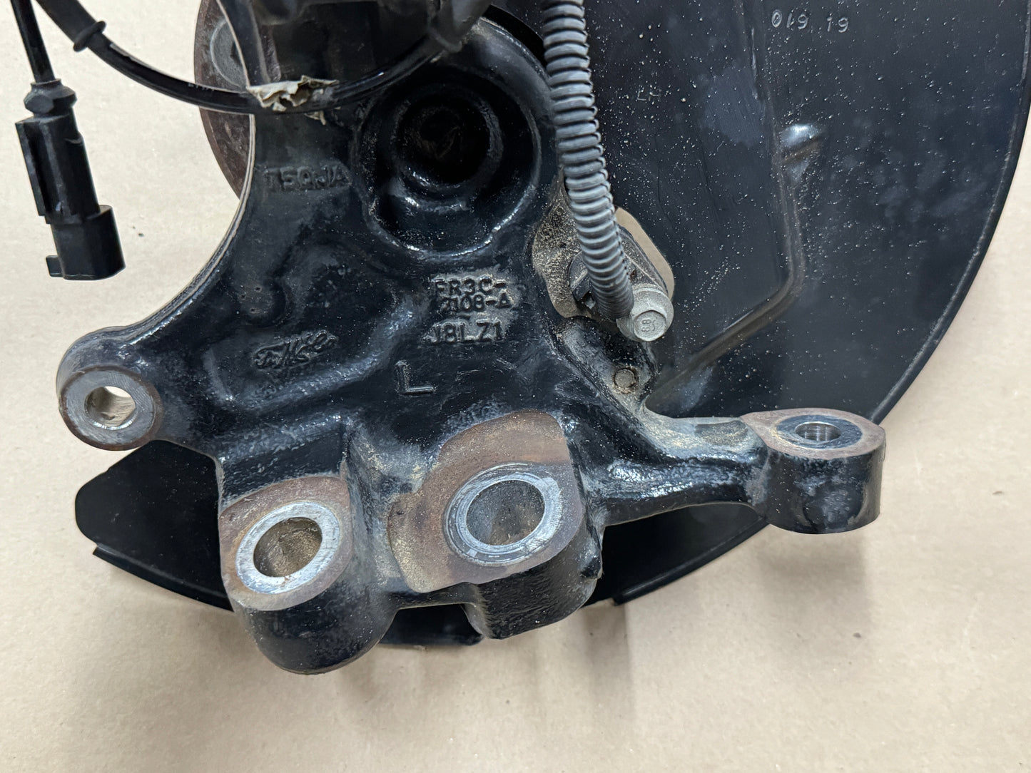 2015-2020 Ford Mustang 5.0L GT LH Driver Side Front Spindle Knuckle Hub - OEM