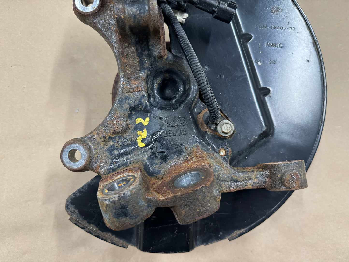 2015-2020 Ford Mustang 5.0L GT LH Driver Side Front Spindle Knuckle Hub - OEM