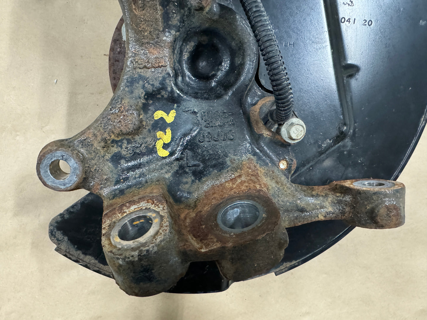 2015-2020 Ford Mustang 5.0L GT LH Driver Side Front Spindle Knuckle Hub - OEM