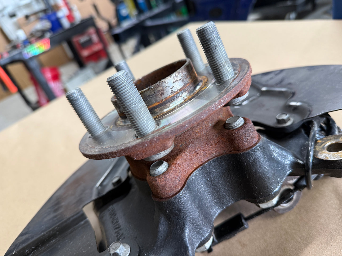 2021-2023 Ford Mustang 5.0 GT LH Driver Side Front Spindle Knuckle Hub 4 Bolt