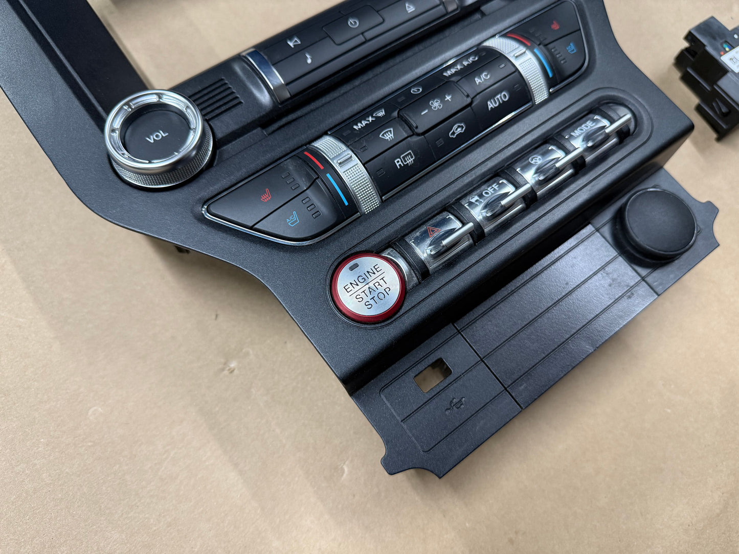 2018 Ford Mustang GT Touch Screen Face Plate Radio Module USB