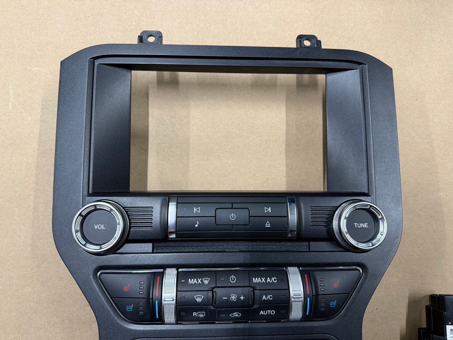 2018 Ford Mustang GT Touch Screen Face Plate Radio Module USB