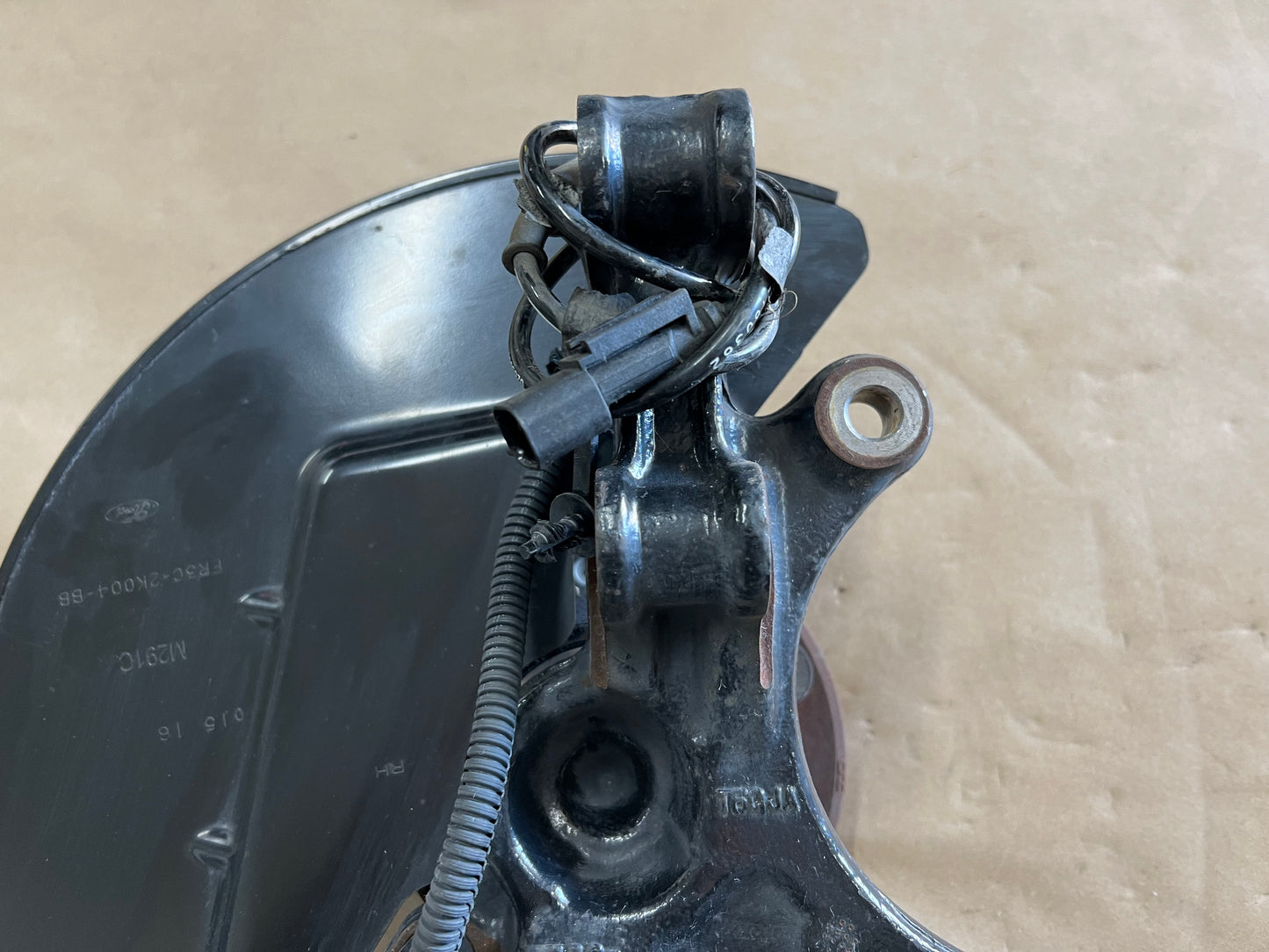2015-2020 Ford Mustang 5.0L GT RH Passenger Side Front Spindle Knuckle Hub - OEM