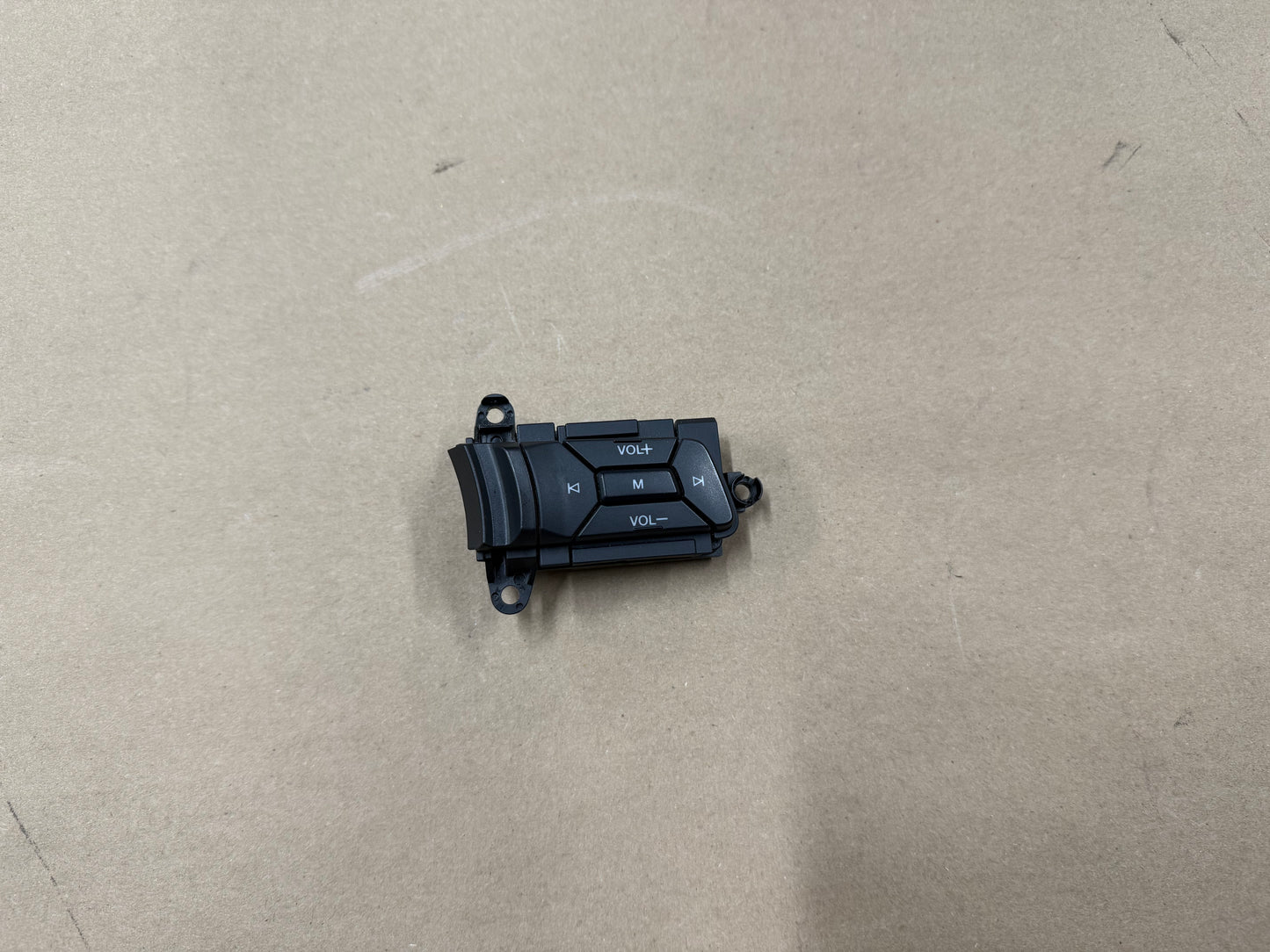 2015-2017 Ford Mustang GT RH Wheel Steering Button Volume Mute Search