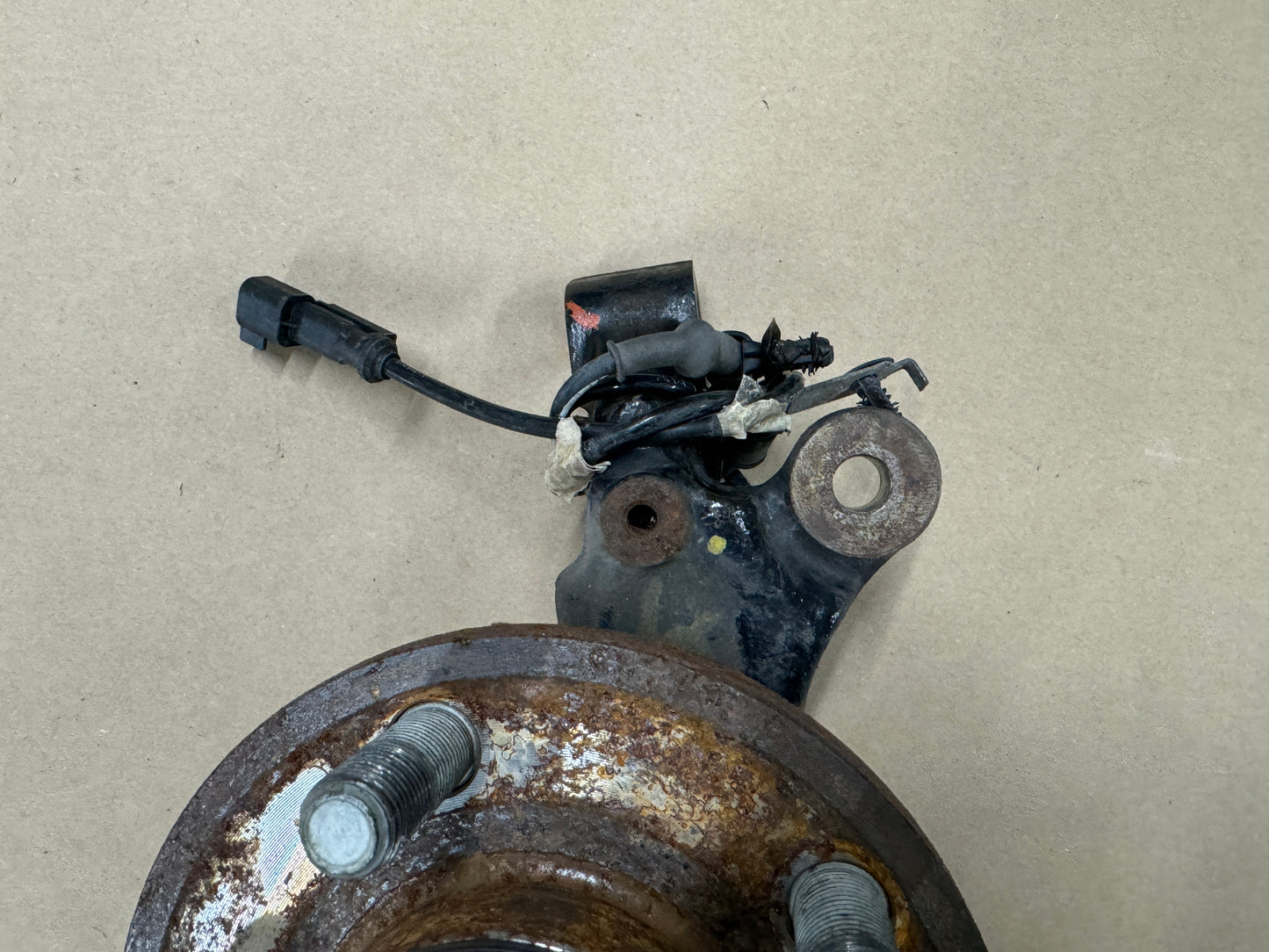 2015-2020 Ford Mustang 5.0L GT LH Driver Side Front Spindle Knuckle Hub - OEM