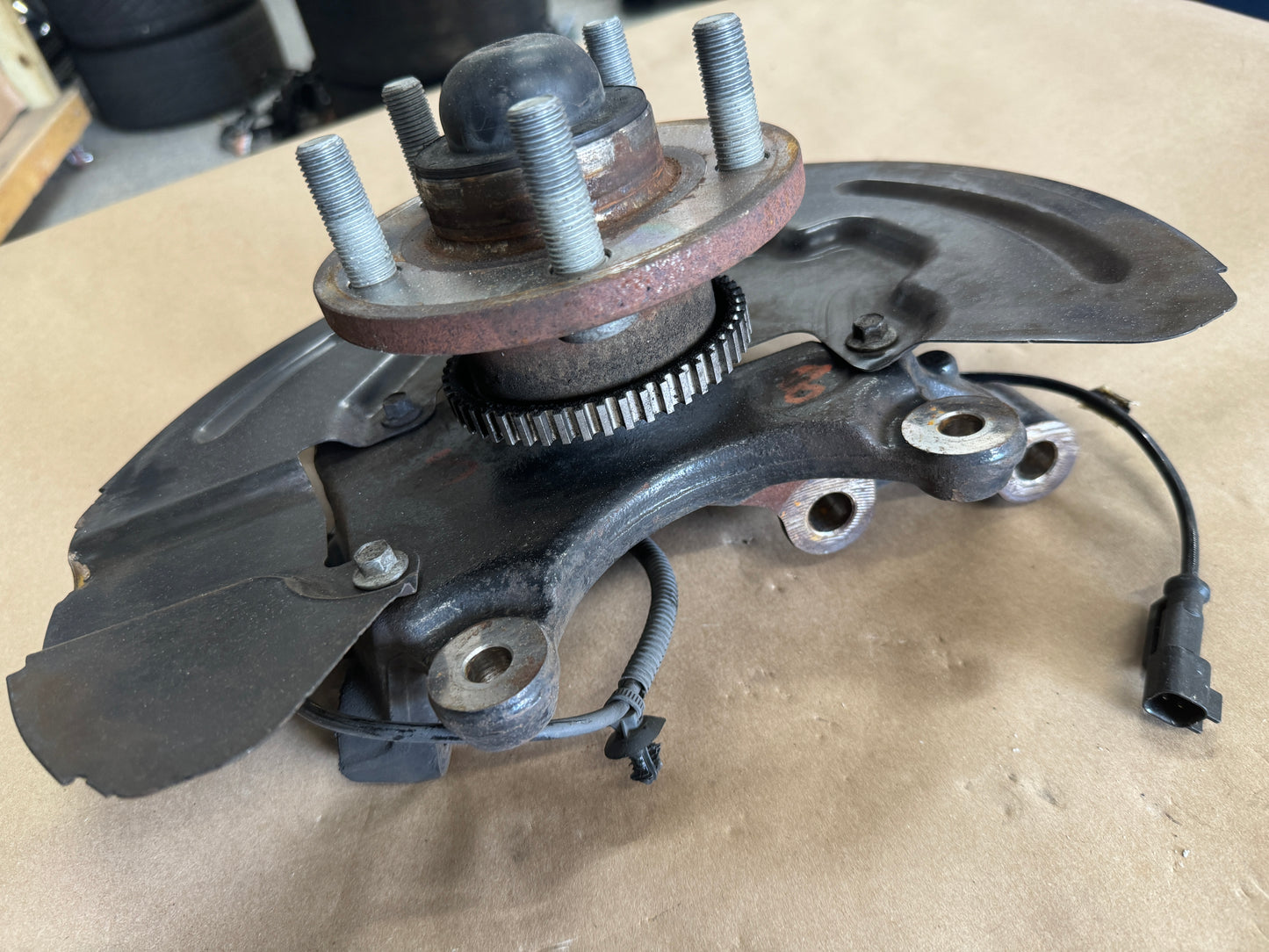 2015-2020 Ford Mustang 5.0L GT LH Driver Side Front Spindle Knuckle Hub