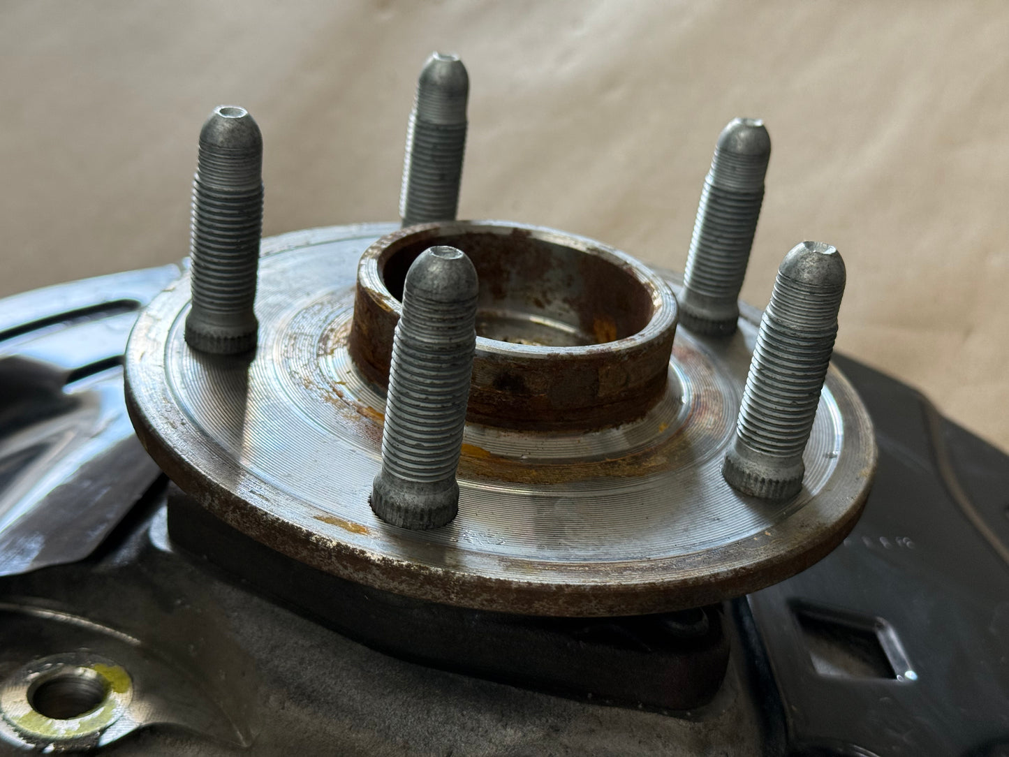 2010-2015 Chevrolet Camaro SS RH Passenger Side Front Spindle Knuckle Hub GM