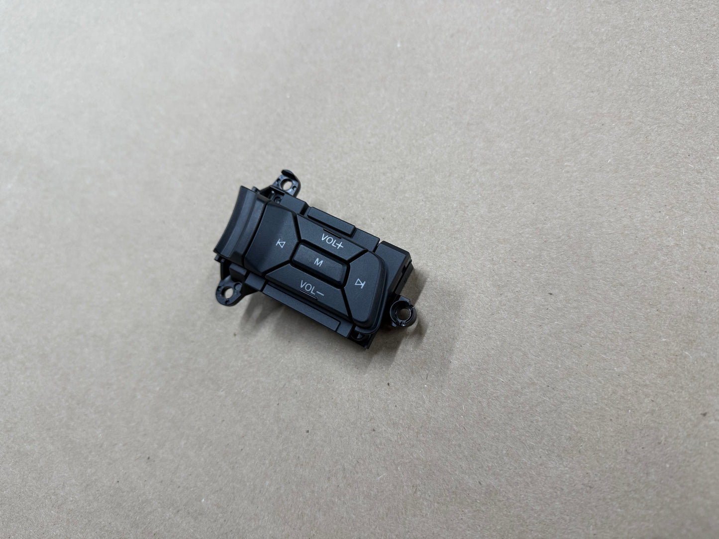 2015-2017 Ford Mustang GT RH Wheel Steering Button Volume Mute Search