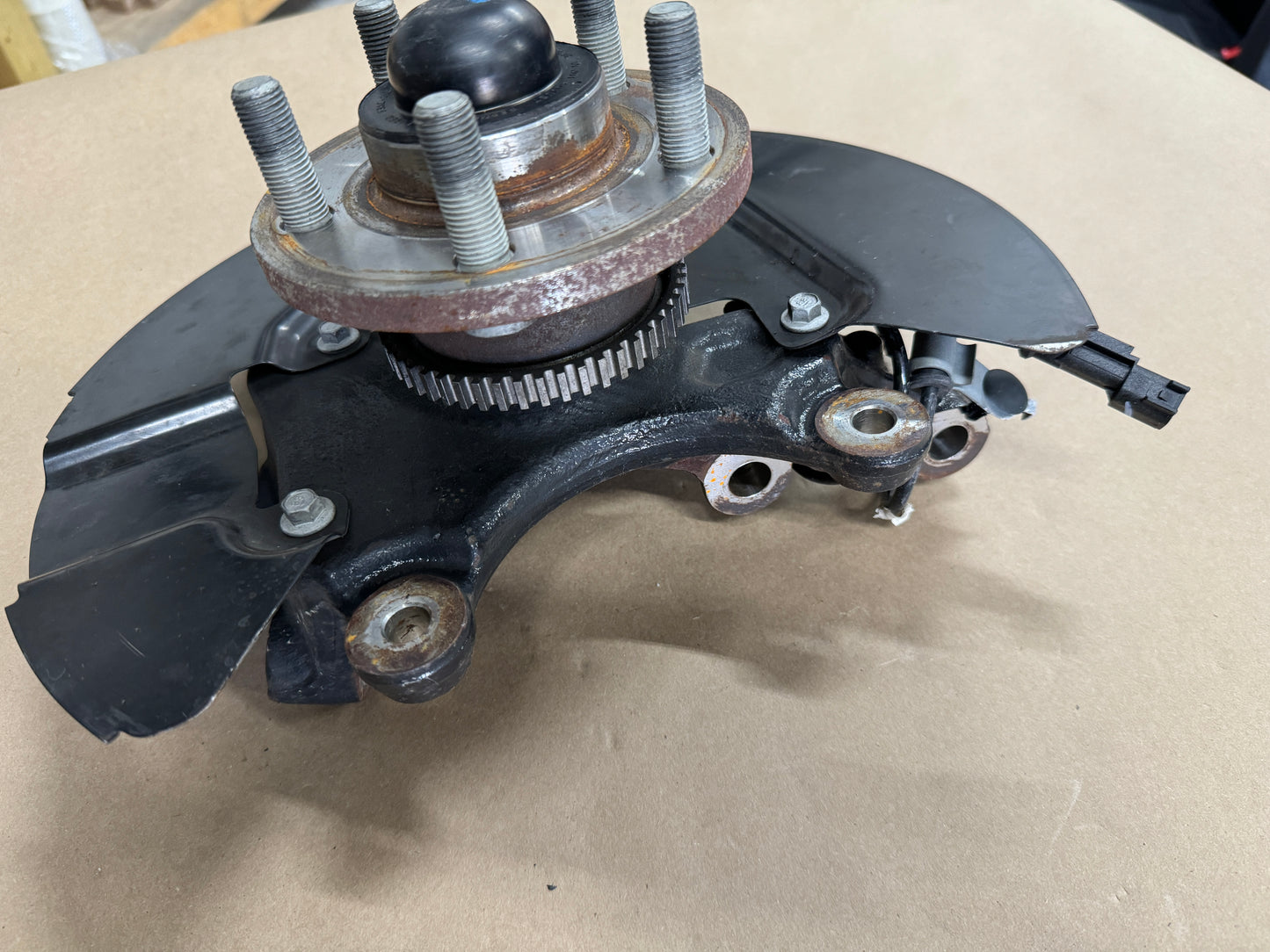 2015-2021 Ford Mustang 5.0L GT RH Passenger Side Front Spindle Knuckle Hub - OEM
