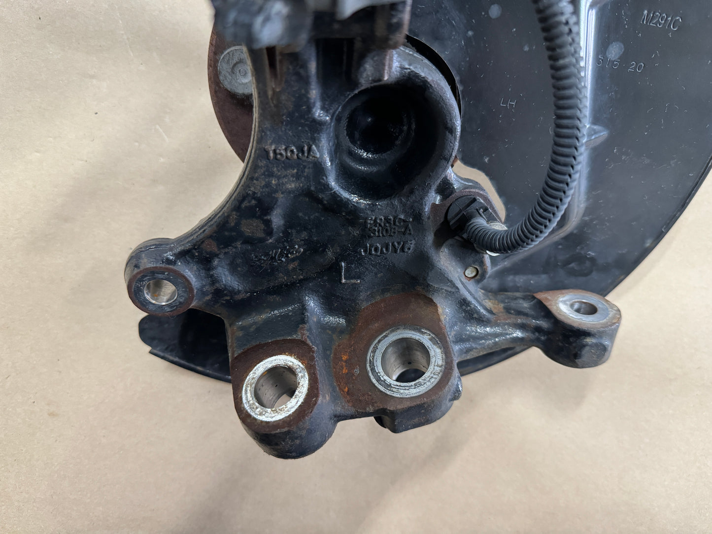 2015-2021 Ford Mustang 5.0L GT RH Passenger Side Front Spindle Knuckle Hub - OEM