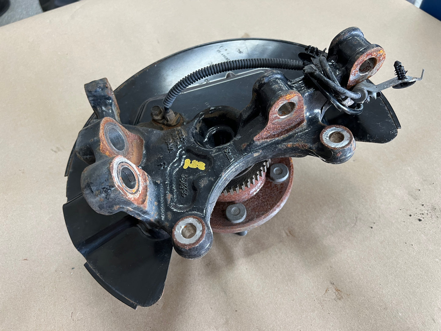 2015-2020 Ford Mustang 5.0L GT RH Passenger Side Front Spindle Knuckle Hub