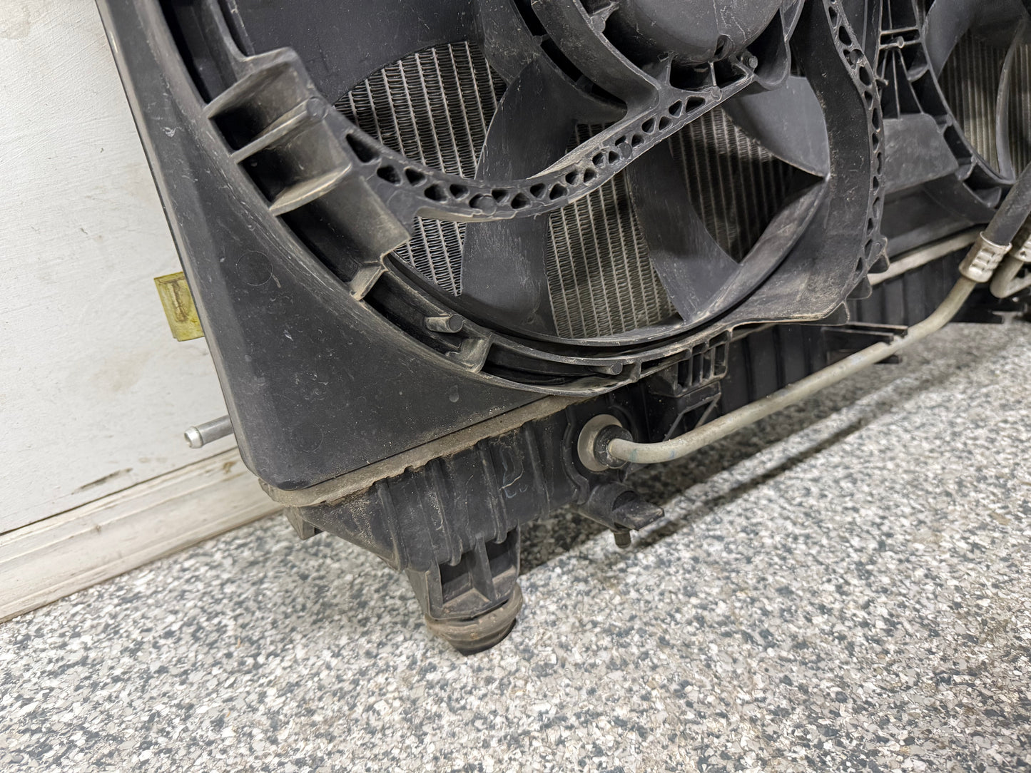 2010-2015 Chevrolet Camaro SS 6.2L Radiator Fan Assembly A/C Condenser